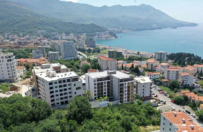 Bečići'de, deniz manzaralı, yeni ve kaliteli bir binada yer alan satılık daire